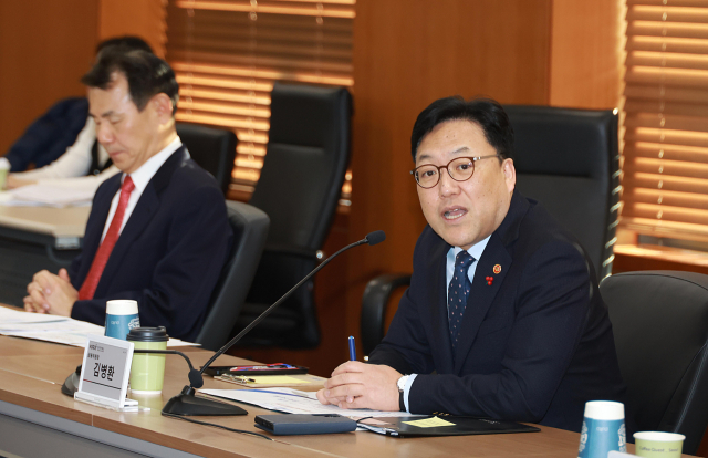 김병환 금융위원장이 26일 오전 서울 여의도 한국거래소에서 개최한 기업 밸류업 간담회에서 정부·유관기관과 주요 상장사, 시장 참여자들과 그간의 밸류업 추진 성과를 평가하고 내년 정책 방향에 대해 논의했다. 사진 제공=금융위원회