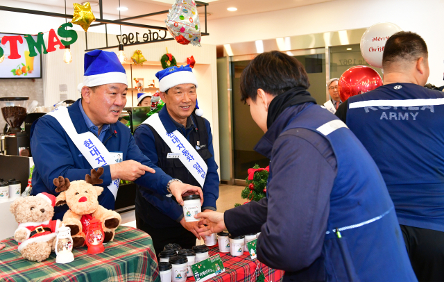 현대차는 지난 9일부터 25일까지 약 보름 동안 울산공장 임직원들을 대상으로 ‘SEND HOPE, BE MY SANTA’ 모금 행사를 실시했다. 행사 막바지인 23일 이동석 대표이사와 문용문 지부장이 커피를 나눠주며 모금 참여를 독려했다. 사진제공=현대자동차