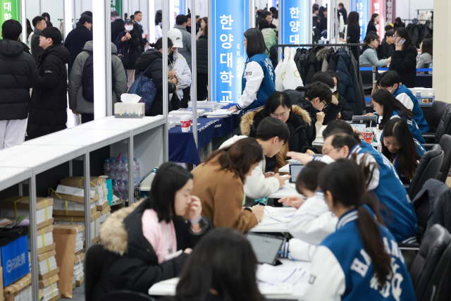 지난 19일 오전 서울 강남구 코엑스에서 열린 2025학년도 정시 대학입학정보박람회에서 학생과 학부모가 상담받고 있다. 연합뉴스