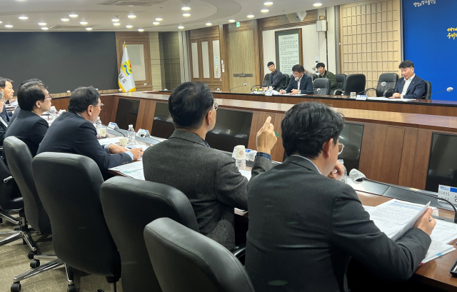 전남도는 전략·에너지산업 분야 주요 사업에 대해 추진 상황을 점검하고 2025년 정부정책 방향에 선제적으로 대응하기 위해 지난 26일 전남도청 서재필실에서 전략회의를 개최했다. 사진 제공=전라남도