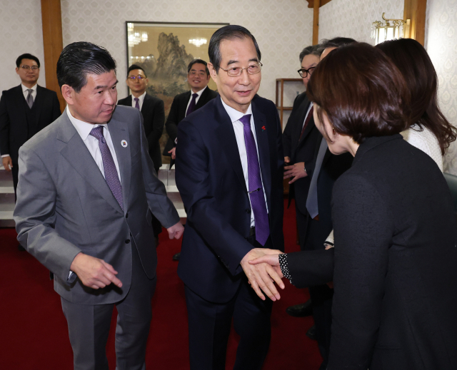 한덕수 대통령 권한대행 국무총리가 26일 서울 종로구 국무총리 공관에서 열린 주한미국상의·미국계 외투기업 간담회에서 참석들과 인사하고 있다. 왼쪽은 제임스 김 주한미국상의 회장.연합뉴스