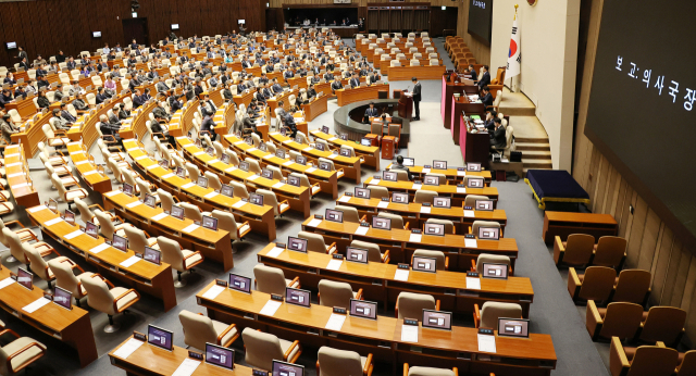 정명호 국회 의사국장이 26일 열린 국회 본회의에서 더불어민주당이 발의한 한덕수 대통령 권한대행 국무총리에 대한 탄핵소추안과 관련해 보고하고 있다. 연합뉴스