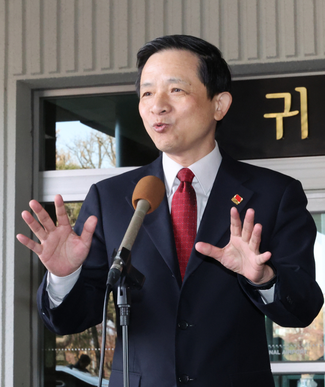 다이빙 신임 주한 중국대사가 27일 김포공항을 통해 입국해 기자회견을 하고 있다. 연합뉴스