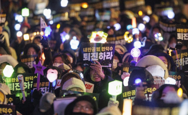 26일 저녁 서울 광화문 정부서울청사 건너편에서 '윤석열즉각퇴진·사회대개혁' 비상 행동이 개최한 '내란연장 헌법파괴' 한덕수 퇴진 긴급행동에 참석한 시민들이 구호를 외치고 있다. 연합뉴스