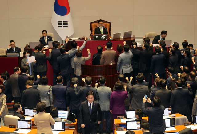 이재명 더불어민주당 대표가 27일 오후 국회 본회의에서 한덕수 국무총리 탄핵소추안에 투표한 뒤 자리로 향하고 있다. 연합뉴스