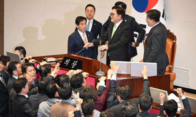 27일 국회 본회의에서 우원식 국회의장이 '국무총리(한덕수) 탄핵소추안'의 의결정족수를 재적 과반(151석) 이상으로 정하고 투표 개시를 선언하자 국민의힘 의원들이 의장석을 둘러싸고 격렬하게 항의하고 있다. 오승현 기자