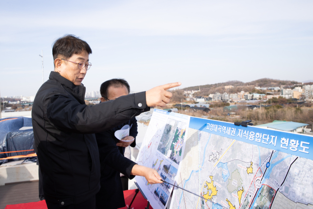 박상우 국토교통부 장관이 27일 경기도 고양 창릉지구를 찾아 현장을 점검하고 있다. 사진 제공=국토교통부