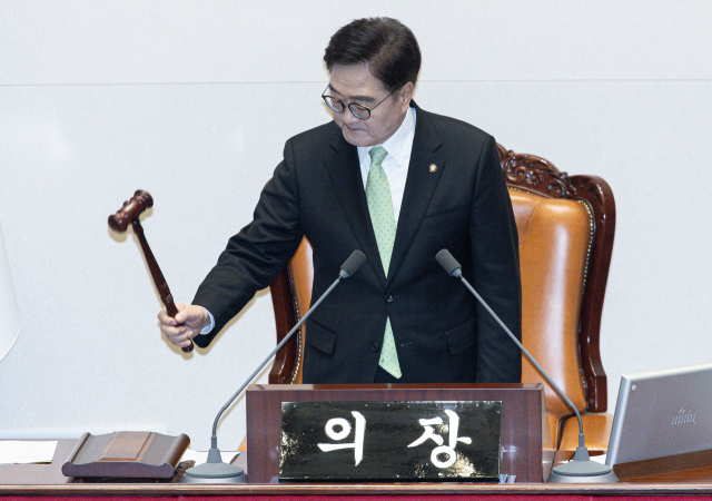 우원식 국회의장이 27일 국회 본회의에서 의사봉을 두드리고 있다. 뉴스1