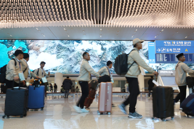 인천국제공항 제2여객터미널 확장구역의 정식 운영이 시작된 3일 여행객들이 입국장을 나서고 있다. 연합뉴스