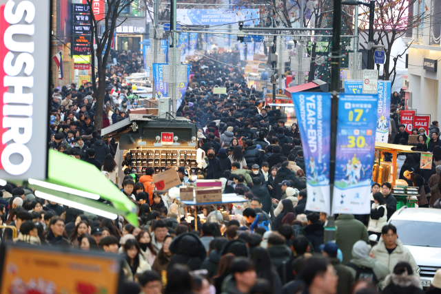 지난 25일 크리스마스를 맞아 방문객으로 붐비는 명동. 연합뉴스