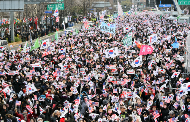 지난 7일 서울 광화문 사거리 일대에서 보수단체 회원들이 집회를 갖고 윤 대통령 지지 및 이재명 더불어민주당 대표의 구속을 촉구하고 있다. 성형주 기자