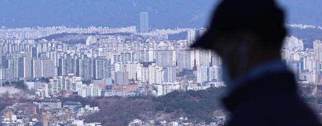 서울 남산에서 바라본 아파트 단지들. 뉴스1