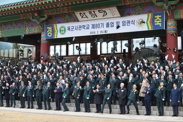 지난 2월 26일 육군사관학교 화랑연병장에서 열린 임관식에서 육사 80기 신임장교들이 힘차게 정모를 하늘로 던지며 졸업 및 임관을 자축하고 있다. 사진 제공=육군