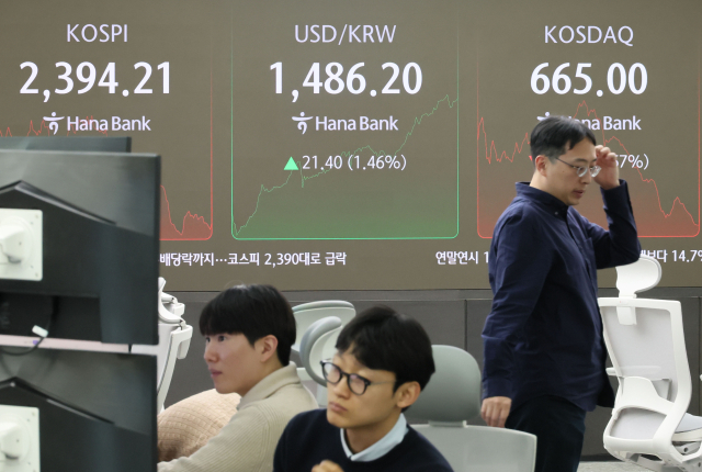 원달러 환율이 장중 1480원대를 돌파한 27일 서울 중구 하나은행 본점 딜링룸 현황판에 환율 등 지수들이 표시되고 있다. 연합뉴스