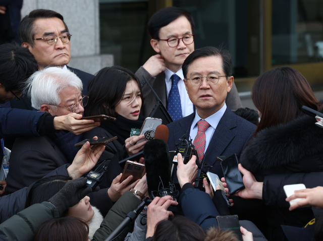 윤석열 대통령의 법률대리인인 윤갑근 변호사가 27일 탄핵심판 사건 첫 번째 변론준비기일을 마친 뒤 서울 종로구 헌법재판소 심판정 앞에서 취재진 질문에 답하고 있다 연합뉴스