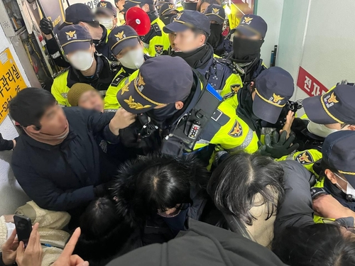 28일 윤석열 대통령 내란 혐의와 관련해 입장을 밝히라고 요구하는 시민들이 부산 남구 국민의힘 박수영 국회의원 지역구 사무소 앞에서 경찰과 대치하고 있다. 시민단체 제공