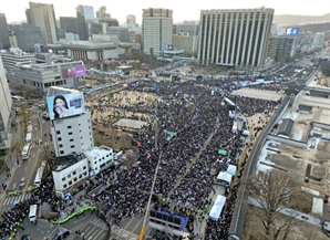 "윤석열 체포" vs "이재명 구속"…광화문 민심, 3만5000명씩 갈라져