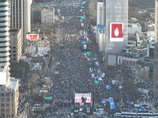 28일 서울 광화문 일대에서 윤석열 대통령 탄핵 반대 집회가 열리는 모습. 연합뉴스