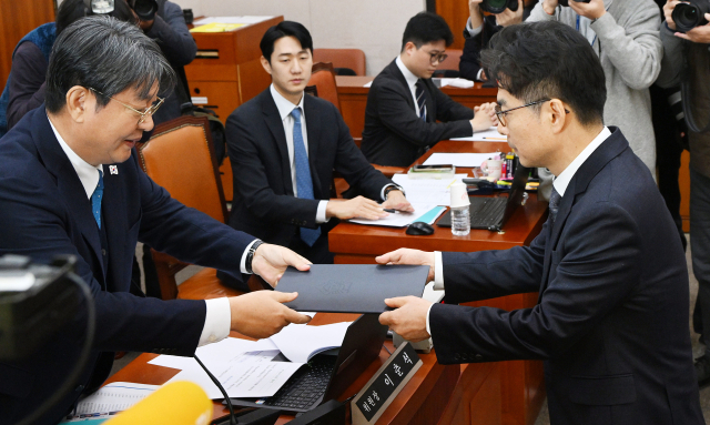 마용주(오른쪽) 대법관 후보자가 26일 국회에서 열린 인사청문회에 출석해 선서문을 이춘석 인사청문특위 위원장에게 제출하고 있다. 오승현 기자