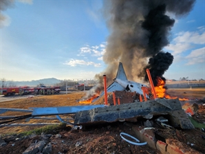 무안공항 항공기 추락사고…軍 "가용전력 적극 지원"