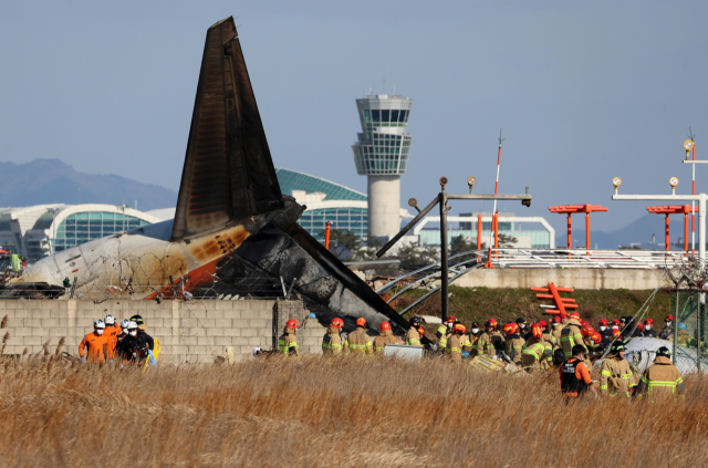 29일 오전 전남 무안국제공항에서 착륙 중이던 항공기가 활주로를 이탈해 울타리 외벽을 충돌하는 사고가 발행했다. 사진은 사고 현장에 소방 당국이 인명 구조를 하는 모습. 연합뉴스