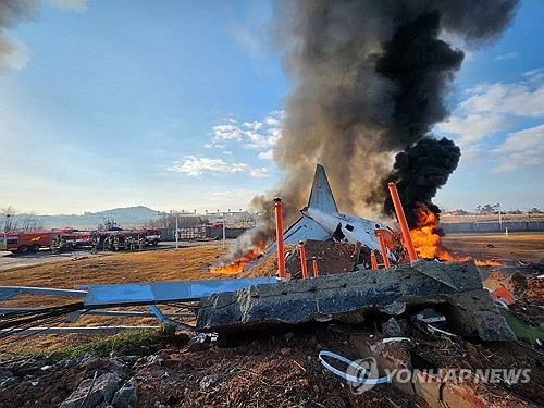 29일 오전 전남 무안군 무안공항에서 승객 175명을 태운 여객기가 추락해 불길이 솟아오르고 있다. 연합뉴스 독자제공.