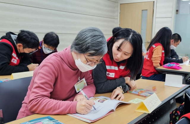 서울 강남구 충현복지관에서 열린 '쉬운 가전 프로젝트'에 참여한 LG전자 임직원 봉사자와 장애인 참가자들의 모습. 사진제공=LG전자