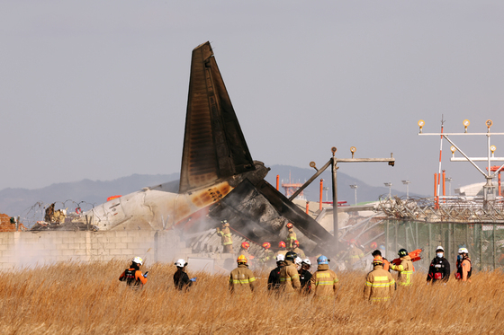 29일 오전 전남 무안국제공항 활주로에 여객기가 추락해 사고 수습이 이뤄지고 있다. 이날 오전 9시 7분쯤 승객과 승무원 181명을 태운 태국발 제주항공 7C2216편 항공기가 무안공항 착륙을 시도하던 중 활주로 외벽에 부딪혀 폭발했다. 뉴스1