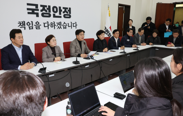 권성동 국민의힘 대표 권한대행 겸 원내대표가 29일 오후 국회에서 전남 무안공항 여객기 사고와 관련해 행정안전위원회와 국토교통위원회 등 관련 상임위 소속 의원들과 긴급회의를 열고 수습방안 등 논의 결과를 설명하고 있다. 연합뉴스