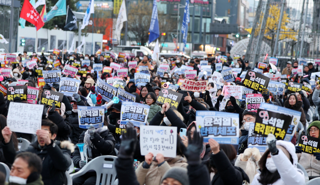 이달 28일 오후 광주 동구 5·18 민주광장에서 열린 '윤석열정권 즉각 퇴진·사회대개혁 광주비상행동'(광주비상행동)의 8차 광주시민총궐기대회에서 시민들이 구호를 외치고 있다. 광주=연합뉴스