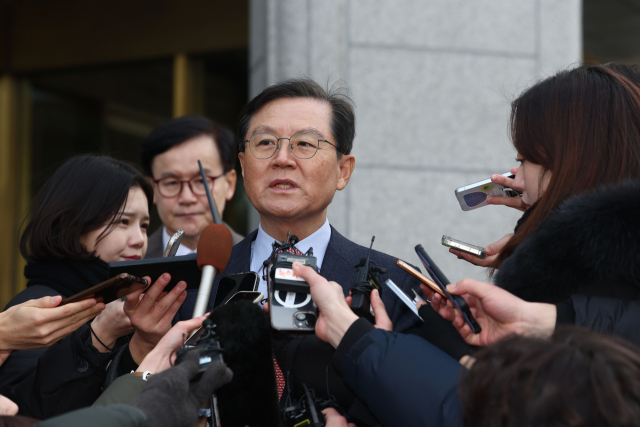 27일 윤석열 대통령의 법률대리인인 윤갑근 변호사가 탄핵심판 사건 첫 번째 변론준비기일을 마친 뒤 서울 종로구 헌법재판소 심판정을 나서며 취재진 질문에 답하고 있다. 연합뉴스