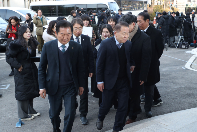 윤석열 대통령의 탄핵심판 사건 첫 번째 변론준비기일인 27일 정청래 국회 탄핵소추단장과 법률대리인단 공동 대표 김이수(오른쪽) 전 헌법재판관, 최기상 민주당의원 등이 서울 종로구 헌법재판소로 향하고 있다. 연합뉴스