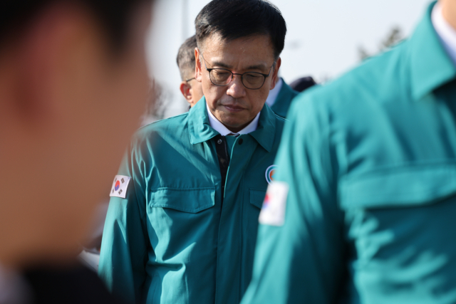 최상목 대통령 권한대행 부총리 겸 기획재정부 장관이 29일 전남 무안공항 여객기 사고 현장에서 탑승객 가족들을 만난 뒤 굳은 표정으로 나오고 있다. 연합뉴스