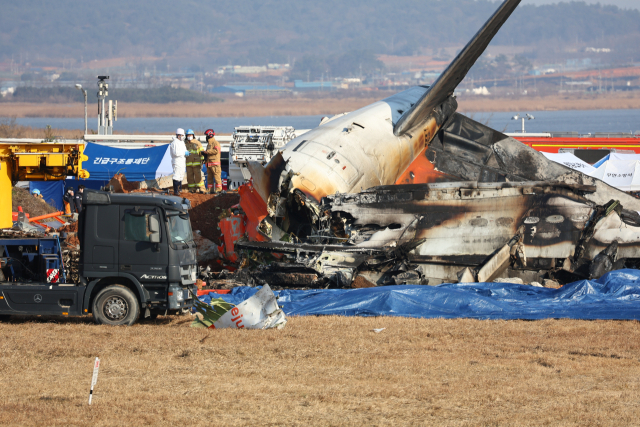 29일 오후 전남 무안군 무안국제공항에서 착륙 도중 충돌 후 폭발한 항공기의 잔해. 연합뉴스