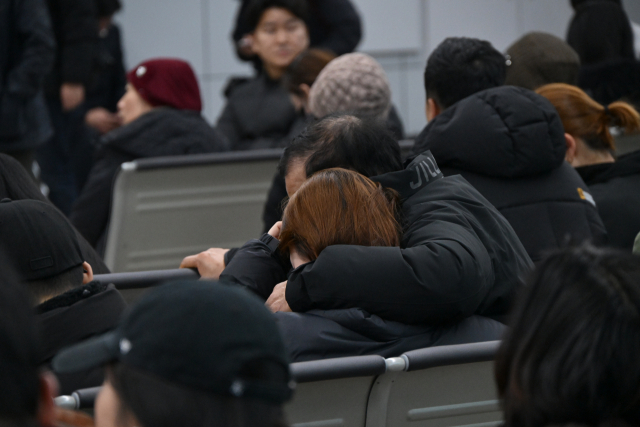 29일 전남 무안국제공항에서 제주항공 추락 관련 유가족 등이 대기하며 슬퍼하고 있다. 해당 항공기에는 승무원 6명과 승객 175명 등 총 181명이 탑승했으며 탑승객 대다수는 광주·전남 지역민으로 추정된다. 무안=성형주 기자