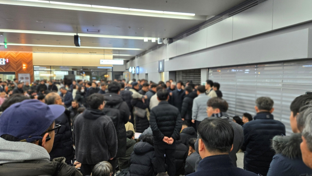 29일 전남 무안국제공항에서 유가족들이 국토교통부 관계자의 발표에 항의하고 있다. 이승령 기자