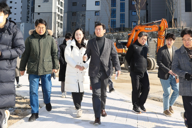 이상일 용인시장이 지난 28일 아파트 누수?균열 등 하자가 발생한 처인구 양지면 경남아너스빌 디센트 건설 현장을 찾아 현황을 살피고 있다. 사진 제공 = 용인시