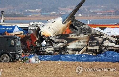 29일 전남 무안군 무안국제공항에서 발생한 제주항공 여객기 충돌 폭발 사고 현장에서 소방구급대원이 사고 여객기 내부를 수색하고 있다. 연합뉴스