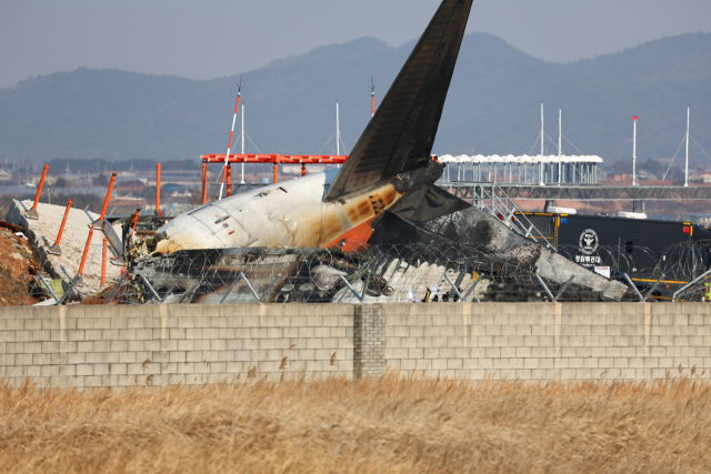 29일 전남 무안군 무안국제공항에서 착륙 도중 충돌 후 폭발한 항공기의 잔해. 연합뉴스