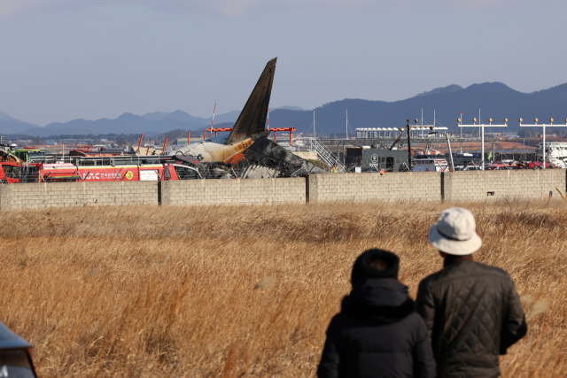 29일 오전 전남 무안국제공항에서 착륙 중이던 항공기가 활주로를 이탈해 울타리 외벽을 충돌했다. 사진은 사고 현장에서 소방 당국이 인명 구조를 하는 모습. 연합뉴스