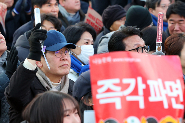 이재명 더불어민주당 대표가 28일 서울 종로구 경복궁 인근에서 윤석열즉각퇴진·사회대개혁 비상행동 주최로 열린 촛불집회에 참석해 구호를 외치고 있다. 연합뉴스