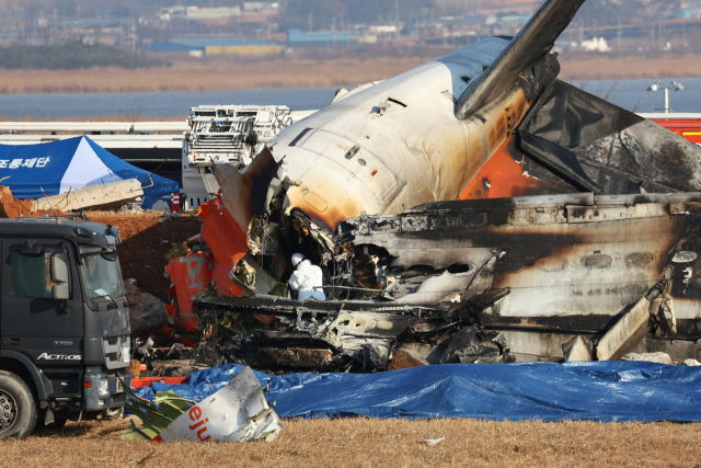 29일 전남 무안군 무안국제공항에서 발생한 제주항공 여객기 충돌 사고 현장. 연합뉴스