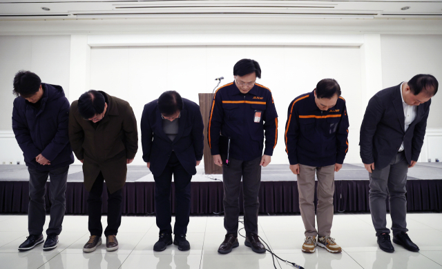 김이배(왼쪽 넷째) 제주항공 대표와 관계자들이 29일 무안국제공항 여객기 참사 관련 프레스센터가 설치된 서울 강서구 메이필드 호텔에서 사고 관련 브리핑에 앞서 허리 숙여 인사하고 있다. 연합뉴스