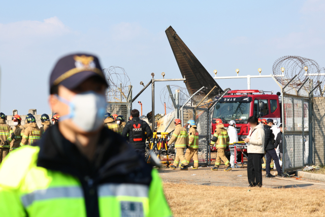 29일 전남 무안군 무안국제공항에서 발생한 항공기 충돌폭발사고 현장에서 소방대원들이 구조작업을 펼치고 있다. 연합뉴스