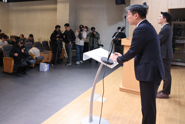 김용현 전 국방부 장관 변호인단인 유승수(앞쪽), 이하상 변호사가 26일 오전 서울 서초구 한국컨퍼런스센터에서 기자회견을 하고 있다. 연합뉴스