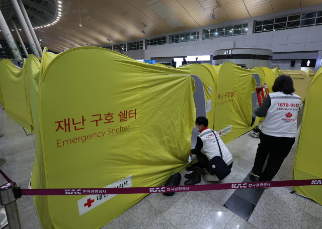 29일 전남 무안군 무안국제공항 2층에서 대한적십자사등이 마련한 유가족들의 쉘터 텐트가 설치되어 있다. 성형주 기자