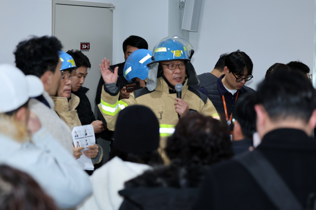 29일 오전 전남 무안국제공항에서 착륙 중이던 항공기가 활주로를 이탈해 울타리 외벽을 충돌한 사고에 대해 이정현 전남 무안소방서장이 탑승객 가족들에게 설명하고 있다. 연합뉴스