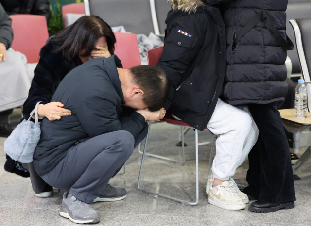 29일 오후 전남 무안군 무안국제공항에서 제주항공 여객기 충돌 폭발 사고 탑승객의 가족이 오열하고 있다. 연합뉴스