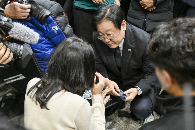 이재명 더불어민주당 대표가 29일 오후 전남 무안국제공항에서 제주항공 여객기 폭발사고 탑승객 가족들을 위로하고 있다. 연합뉴스