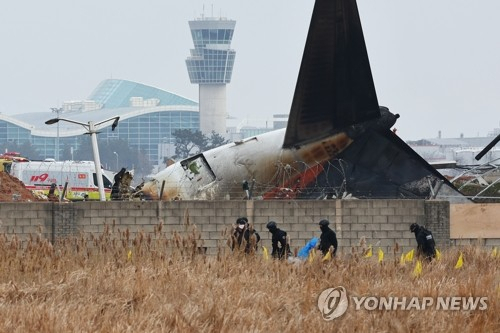 30일 전남 무안군 무안국제공항에서 발생한 제주항공 여객기 충돌 폭발 사고 현장에서 관계자들이 수색작업을 펼치고 있다. 연합뉴스